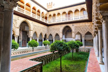 Endülüs 'te yaz mevsiminde Alcazar Seville Sarayı' nın içindeki güzel resmi halk bahçesi.