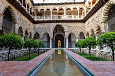 Endülüs 'te yaz mevsiminde Alcazar Seville Sarayı' nın içindeki güzel resmi halk bahçesi.