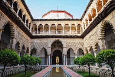 Endülüs 'te yaz mevsiminde Alcazar Seville Sarayı' nın içindeki güzel resmi halk bahçesi.