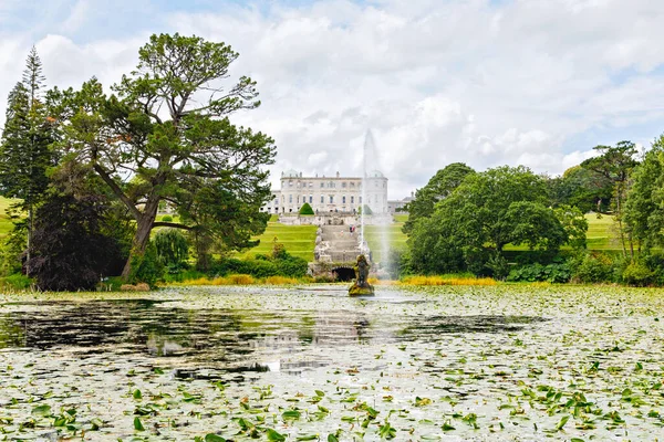 鲍尔斯考特花园的鲍尔斯科特之家 爱尔兰恩尼斯克里的主要旅游景点之一 — 图库照片