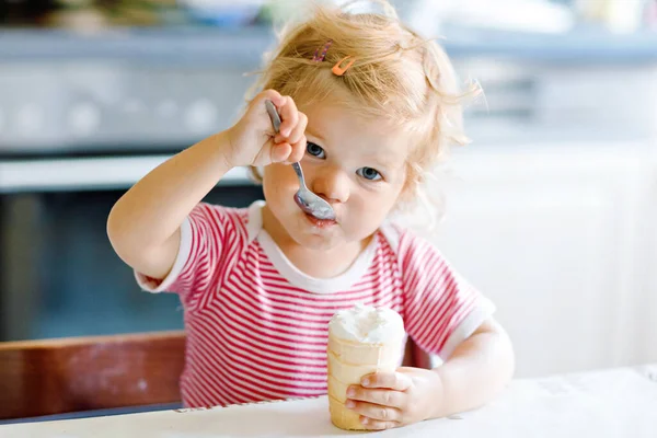Adorabile Bambina Che Mangia Cucchiaio Gelato Dolce Cono Waffle Cibo — Foto Stock