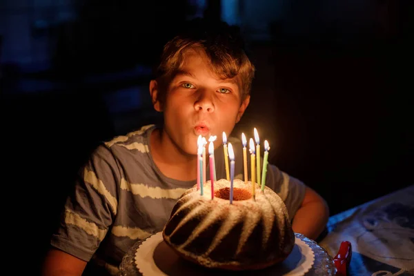 Feliz Niño Rubio Celebrando Cumpleaños Niño Soplando Velas Pastel Horneado —  Fotos de Stock