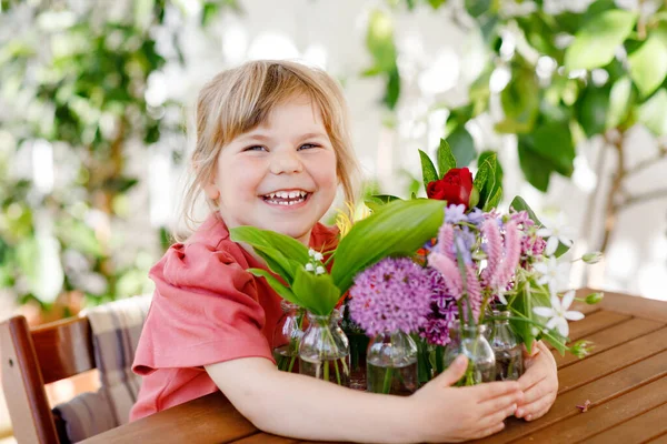 Kleines Vorschulmädchen Mit Blumenstrauß Hause Kleinkind Legt Bunte Gartensommerblumen Kleine — Stockfoto