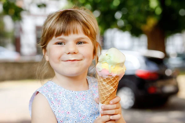 晴れた夏の日にワッフルコーンでアイスクリームを食べる小さな就学前の女の子 幸せな幼児はアイスクリームデザートを食べる 暑い夏の日に甘い食べ物 明るい光 カラフルなアイスクリーム — ストック写真