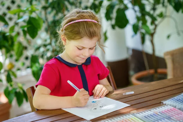 Menina Pré Escolar Feliz Aprendendo Pintura Com Lápis Coloridos Canetas — Fotografia de Stock