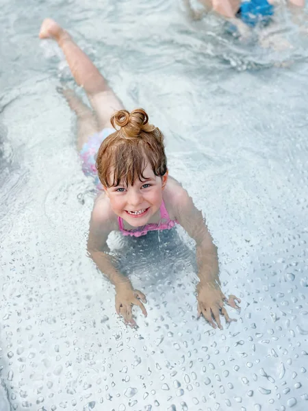 Küçük Bir Anaokulu Kızı Ilık Bir Yaz Gününde Açık Havuzda — Stok fotoğraf
