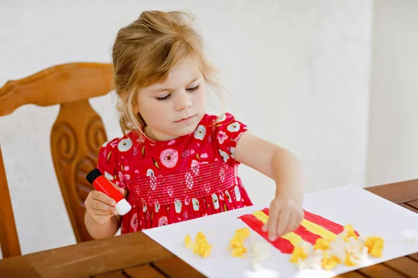 Little Creative Toddler Girl Painting Finger Colors Popcorn Box Making — Stock Photo, Image