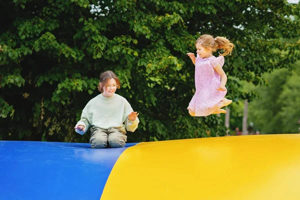 Liten Førskolejente Søster Som Hopper Trampoline Lykkelige Barn Søsken Som – stockfoto