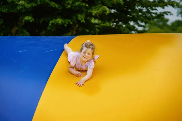 Una Niña Preescolar Saltando Trampolín Feliz Niño Divertido Que Divierte — Foto de Stock