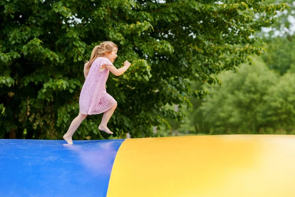 미취학 트램펄린을 뛰어내리고 재미있는 아기가 여름에 활동을 즐기는 즐거운 일이다 — 스톡 사진
