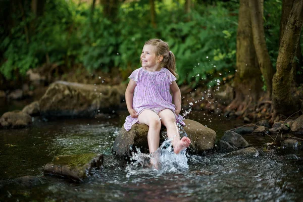 따뜻하고 여름날 강에서 즐겁게 귀여운 미취학 개울에서 튀기는 — 스톡 사진