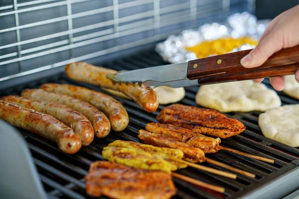 Gesorteerd Vlees Grillen Het Hete Vuur Een Draagbare Barbecue Met — Stockfoto