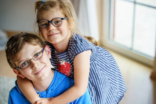 Liefdevolle Broer Zusje Knuffelen Samen Kleutermeisje Schooljongen Met Bril Gelukkige — Stockfoto