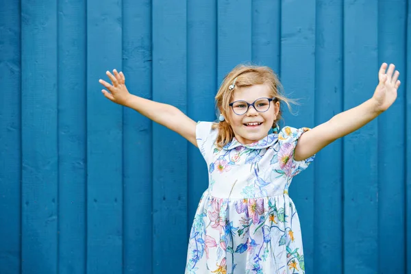 Портрет Щасливої Усміхненої Дівчинки Малюка Блакитному Одязі Відкритому Повітрі Маленька — стокове фото