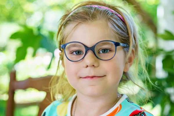 야외에 안경을 귀여운 아이의 안경쓴 — 스톡 사진