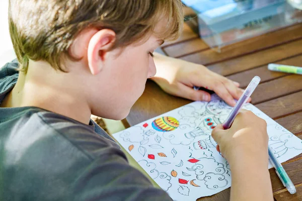 Okullu Çocuk Farklı Renkte Keçeli Kalemlerle Resim Yapıyor Mutlu Çocuk — Stok fotoğraf