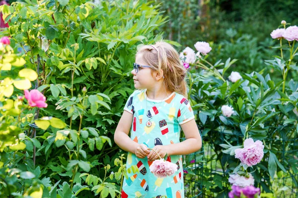 Zomer Portret Van Mooi Klein Meisje Binnenlandse Tuin Met Pioenroos — Stockfoto