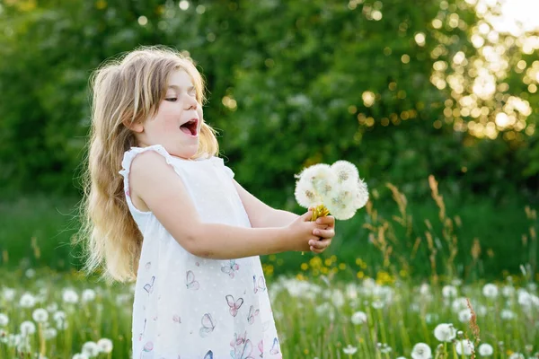 Urocza Dziewczynka Przedszkola Dmuchająca Kwiat Mniszka Lekarskiego Łonie Natury Latem — Zdjęcie stockowe