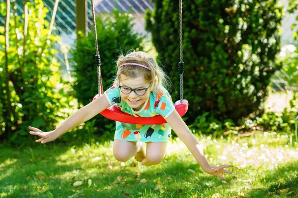 Szczęśliwa Mała Pozytywna Przedszkolanka Bawiąca Się Huśtawką Ogrodzie Uśmiechnięte Dziecko — Zdjęcie stockowe