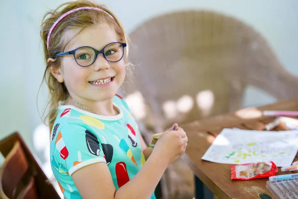 Счастливая Дошкольница Учится Рисовать Красочными Карандашами Войлочными Ручками Маленький Малыш — стоковое фото