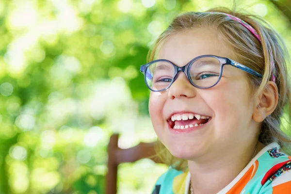 Retrato Uma Menina Pré Escolar Bonito Com Óculos Olho Livre — Fotografia de Stock