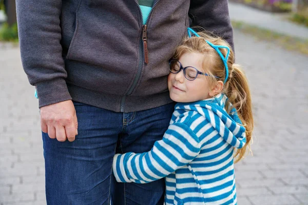 Glad Barn Förskola Flicka Ler Och Håller Fäder Hand Väg — Stockfoto