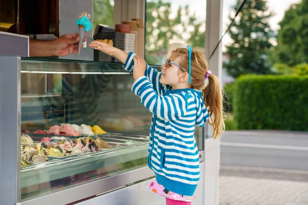 かわいい幼児の女の子は屋外スタンドカフェでアイスクリームを選択して購入します さまざまな種類のアイスクリームを見て眼鏡をかけた幸せな就学前の子供 甘い夏のデザート — ストック写真