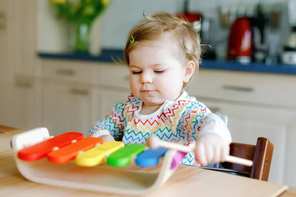 Домашняя Симпатичная Маленькая Девочка Играющая Развивающей Деревянной Музыкальной Игрушкой Счастливый — стоковое фото