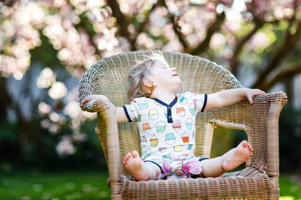 Carina Bambina Seduta Una Grande Sedia Giardino Bella Felice Bambino — Foto Stock