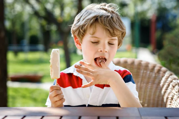 夏にアイスクリームを食べる未就学児の少年 冷たいデザートと幸せな子供 ホワイトチョコレートアイス 笑顔で面白い子 — ストック写真