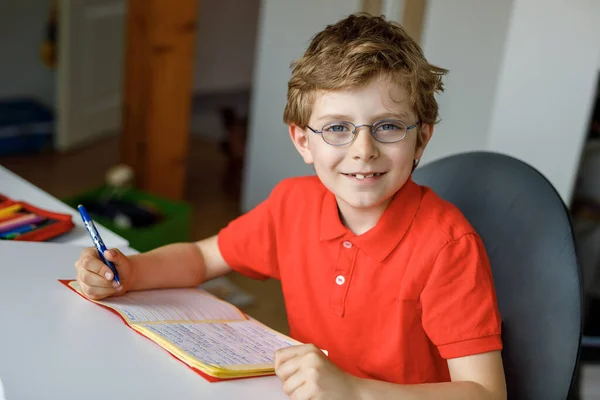 一个带着眼镜的小男孩在家里做作业 写作和学习的肖像 小孩子在室内做运动 小学和教育 家庭教育概念 — 图库照片