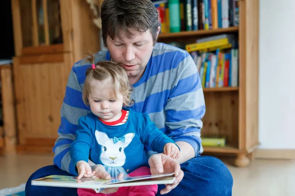 Retrato Padre Caucásico Con Lectura Libro Cuentos Con Hija Niña — Foto de Stock