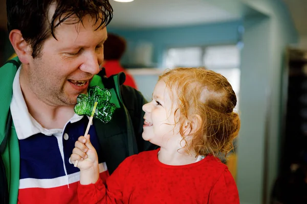 Cute Toddler Girl Father Cloverleaf Lollipop Irish Pub Cafe Child — Stock Photo, Image