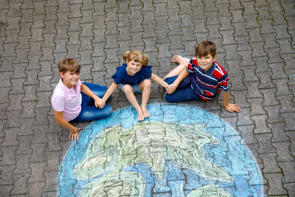 Kleine Vorschulmädchen Und Zwei Schulkinder Jungen Mit Erdkugeln Malen Mit — Stockfoto