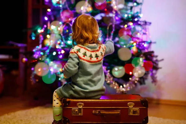 Adorabile Bambina Seduta Vicino All Albero Natale Bambino Piccolo Che — Foto Stock