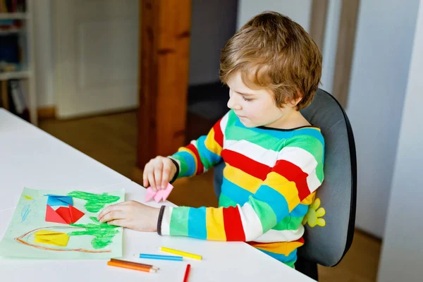 小男孩为母亲节或生日的明信片做纸制折纸 郁金香花 小学的可爱孩子在做手工艺 儿童的创造性闲暇 — 图库照片