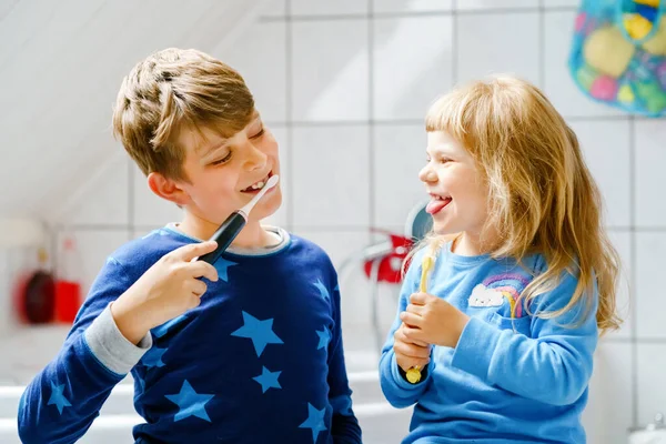 Little Preschool Girl Preteen School Boy Brushing Teeth Brother Teaching — Stock Photo, Image