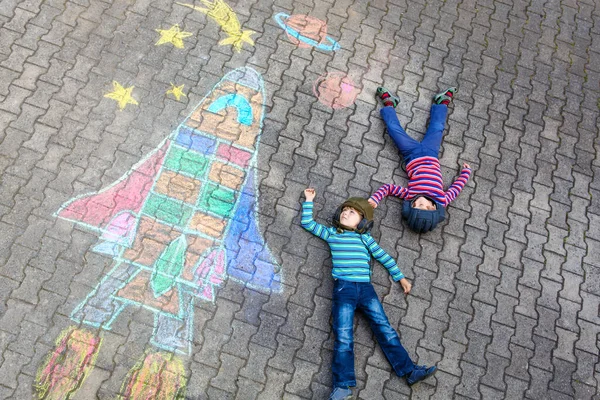 Due Bambini Piccoli Ragazzi Divertono Con Universo Disegno Immagine Dello — Foto Stock