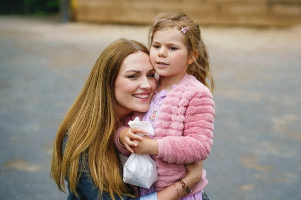 Portrait Little Preschool Girl Young Mother Hugging Together Cute Daughter — Stock Photo, Image