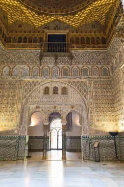 Sevilla 'daki Alcazar Sarayı' nın içleri. Endülüs 'te yaz mevsiminde Alcazar Seville Sarayı' nda güzel bir halk bahçesi var..
