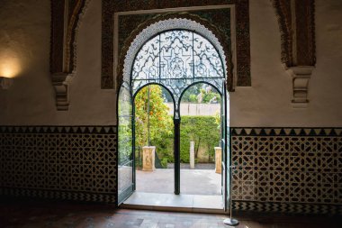 Sevilla 'daki Alcazar Sarayı' nın içleri. Endülüs 'te yaz mevsiminde Alcazar Seville Sarayı' nda güzel bir halk bahçesi var..