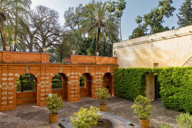 Endülüs 'te yaz mevsiminde Alcazar Seville Sarayı' nın içindeki güzel resmi halk bahçesi.