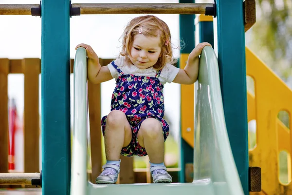 Söt Liten Flicka Leker Rutschkana Utomhus Lekplats Vacker Baby Färgglada — Stockfoto