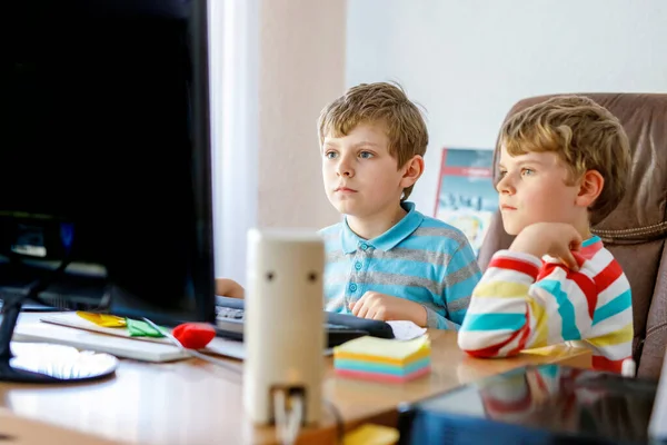 Två Små Pojkar Som Leker Dataspel Skrivbordet Modern Missbrukaraktivitet För — Stockfoto