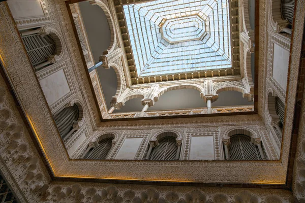 Interiéry Paláce Alcazar Seville Krásnou Formální Veřejnou Zahradou Uvnitř Paláce — Stock fotografie