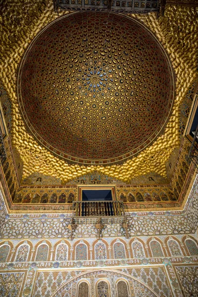 Interieurs Van Alcazar Paleis Sevilla Met Prachtige Formele Openbare Tuin — Stockfoto