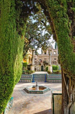 Endülüs 'te yaz mevsiminde Alcazar Seville Sarayı' nın içindeki güzel resmi halk bahçesi.