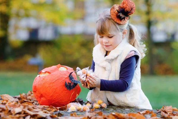 Маленькая Девочка Одетая Ведьмин Трюк Угощение Хэллоуин Счастливый Ребенок Улице — стоковое фото