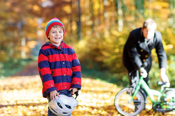 Niño Cinco Años Padre Bosque Otoño Con Una Bicicleta Niño —  Fotos de Stock