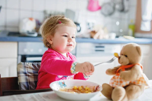 Förtjusande Baby Flicka Äter Från Gaffel Grönsaker Och Pasta Livsmedel — Stockfoto